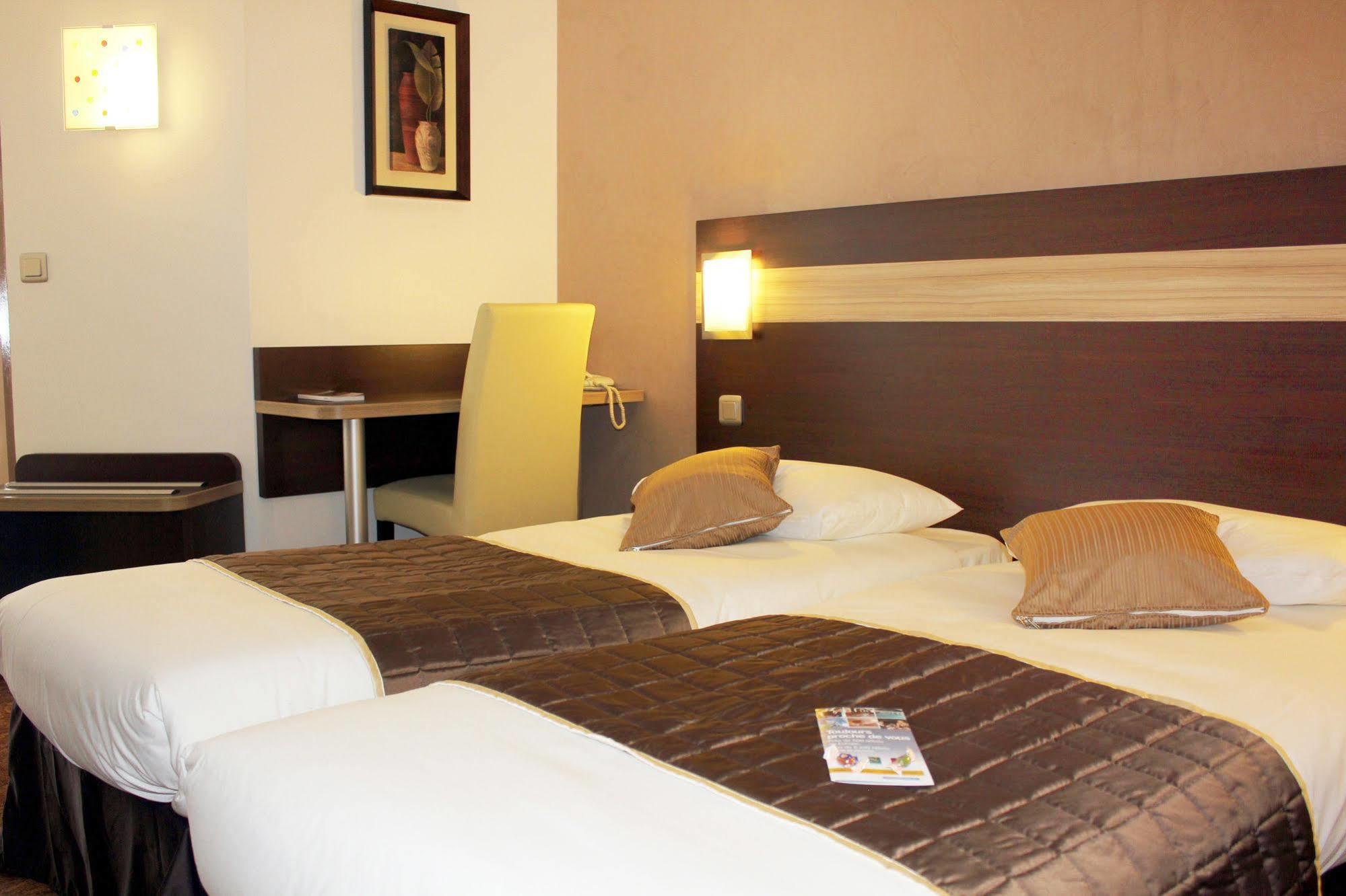Contact Hotel Restaurant La Chaumiere Entre Orgeval Et Flins A13 Sortie 8 レ・ミュロー エクステリア 写真
